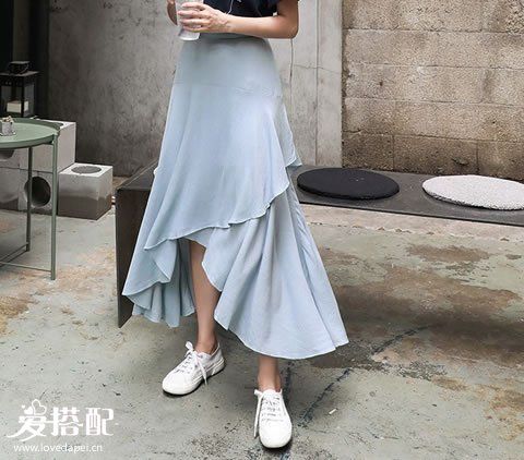 清新率性風   搭配：魚尾裙+小白鞋